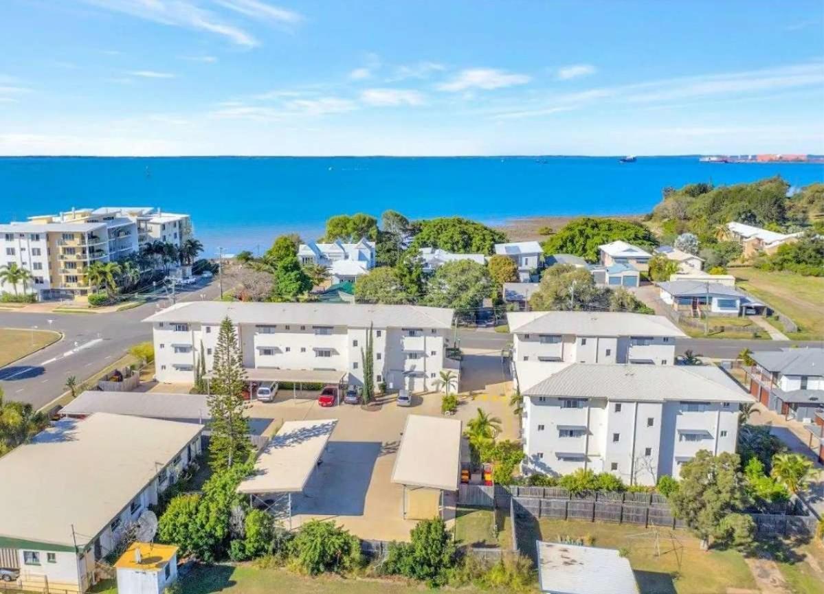 Modern Beach Apartment Gladstone Exterior photo